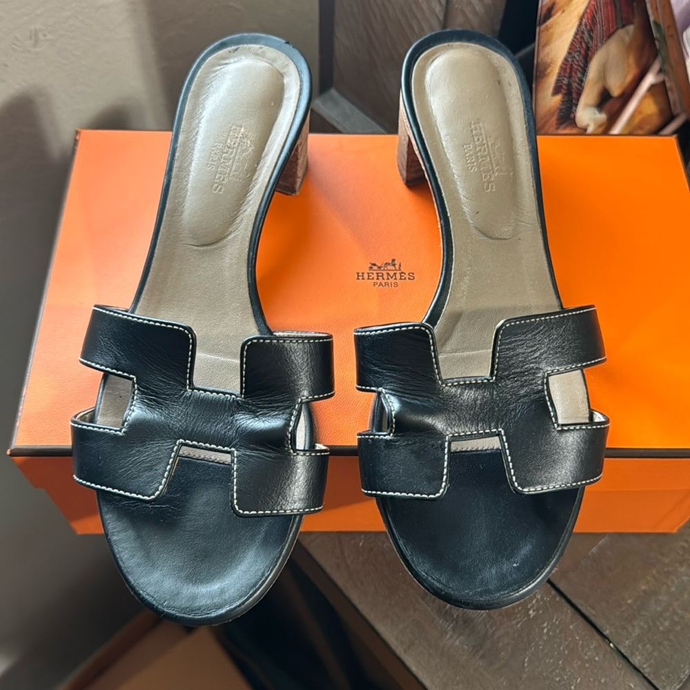 In perfect condition Pre-owned with love HERMES in calfskin with iconic "H"